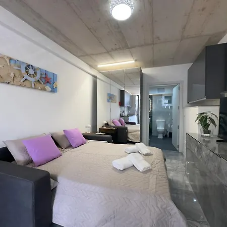 Seafront, Lovely Modern Studio. *