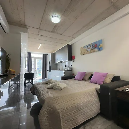 Apartment Seafront, Lovely Modern Studio.